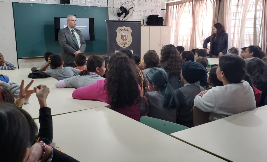 PCPR ministra palestra sobre internet segura e bullying para 110 crianças de escola municipal em Curitiba