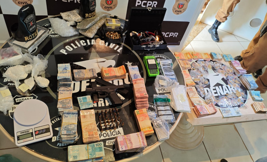 PCPR e PMPR apreendem dinheiro, drogas, munições e outros bens em operação contra o tráfico de drogas em Londrina