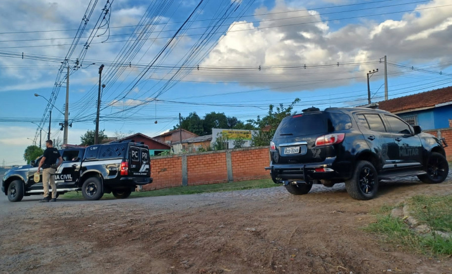 PCPR e PMPR prendem dois homens em operação contra suspeitos de atirarem em policiais militares em Irati