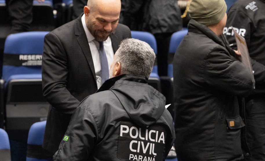PCPR homenageia servidores com medalhas de serviço policial na Região Metropolitana de Curitiba