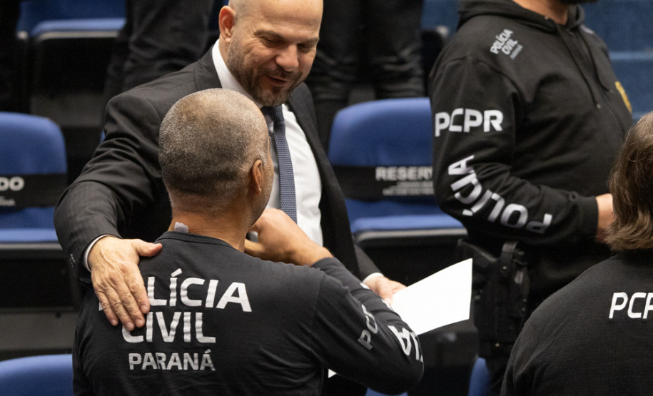 PCPR homenageia servidores com medalhas de serviço policial na Região Metropolitana de Curitiba