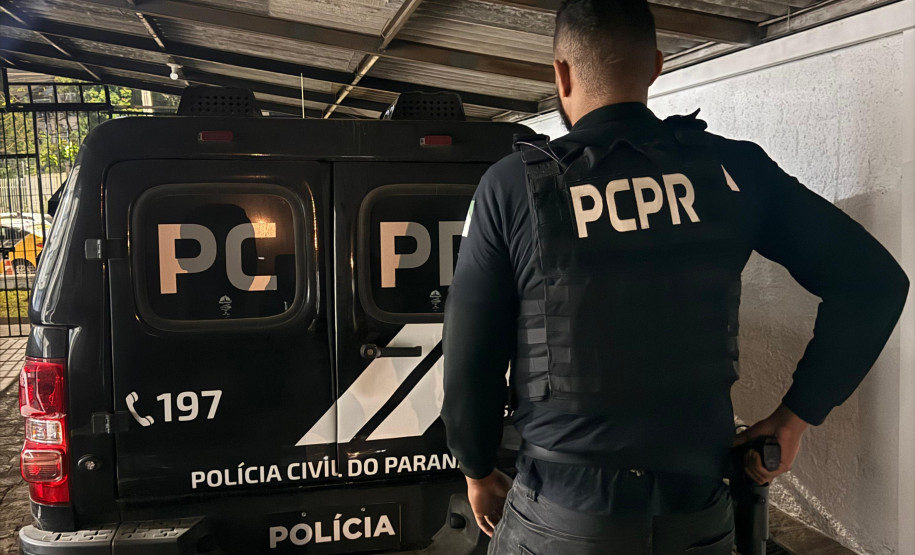 PCPR prende homem por tráfico e apreende drogas em Piraquara 09/08/2024 - 13:10 A Polícia Civil do Paraná (PCPR) prendeu um homem, de 24 anos, por tráfico de drogas. A captura aconteceu durante uma operação de saturação, na noite desta quinta-feira (8), no bairro Vila Macedo, em Piraquara, na Região Metropolitana de Curitiba.   Durante a ação, os policiais ainda apreenderam quantias de maconha e cocaína  “Esse indivíduo, já possui uma condenação pelo crime de tráfico de drogas, inclusive cumprindo em regime