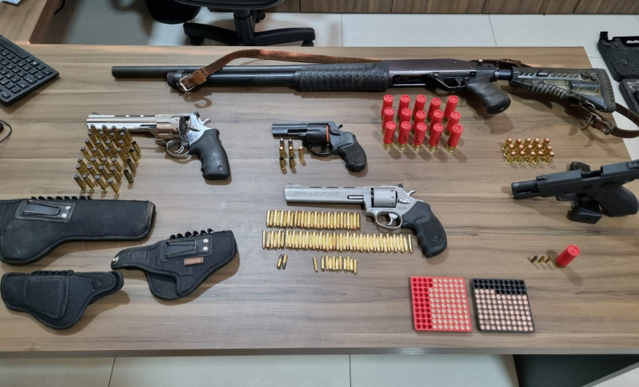 PCPR prende homem em flagrante e apreende cinco armas de fogo e 153 munições em Rebouças
