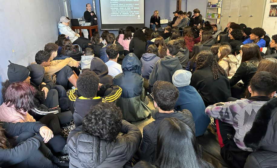 PCPR oferta palestra sobre combate às drogas para 560 estudantes de escola estadual em Curitiba