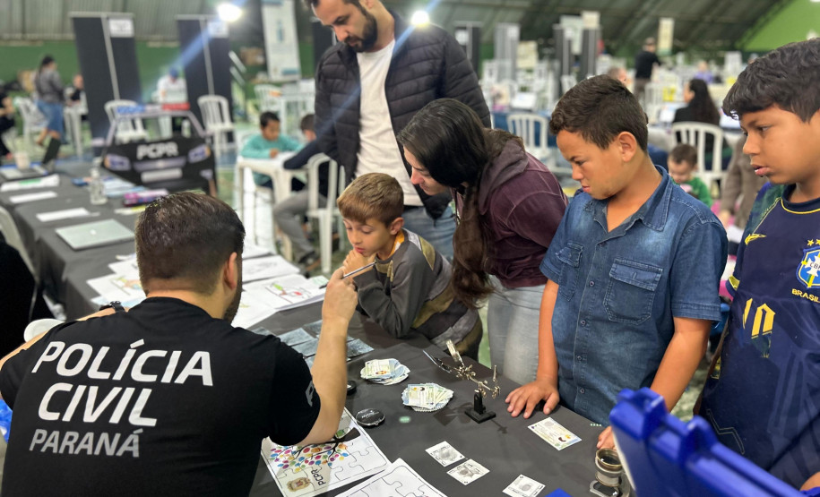 PCPR na Comunidade leva serviços de polícia judiciária à população de Arapongas e Adrianópolis