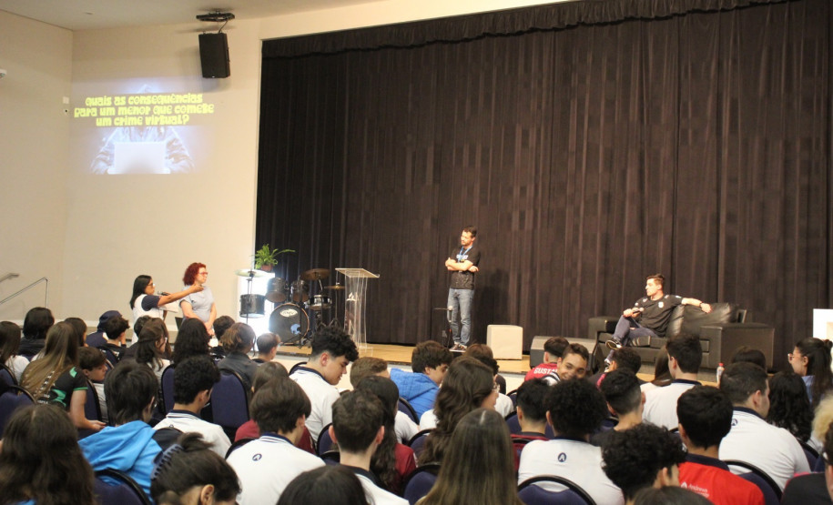 PCPR ministra palestra sobre crimes virtuais para mais de 300 alunos em Curitiba