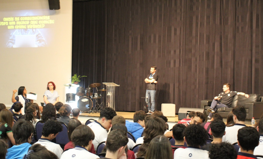 PCPR ministra palestra sobre crimes virtuais para mais de 300 alunos em Curitiba