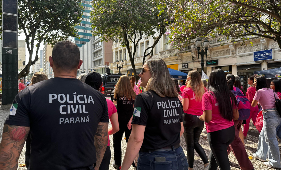 PCPR participa de caminhada e ações da Campanha Outubro Rosa em Curitiba