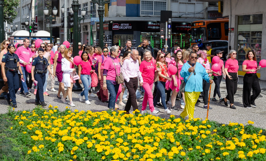 PCPR participa de caminhada e ações da Campanha Outubro Rosa em Curitiba