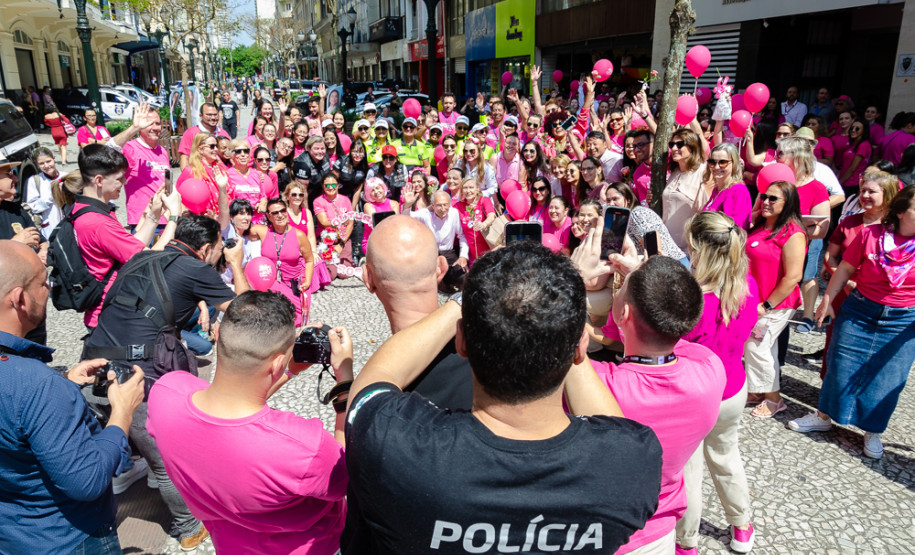 PCPR participa de caminhada e ações da Campanha Outubro Rosa em Curitiba