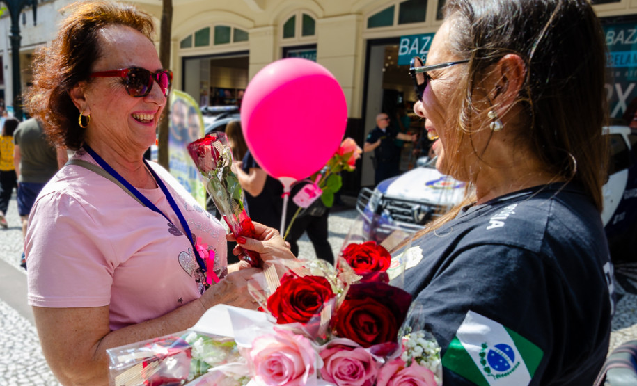 PCPR participa de caminhada e ações da Campanha Outubro Rosa em Curitiba
