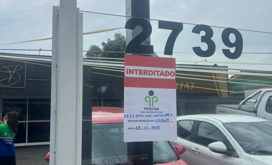 PCPR e Procon interditam revendedora de veículos em São José dos Pinhais