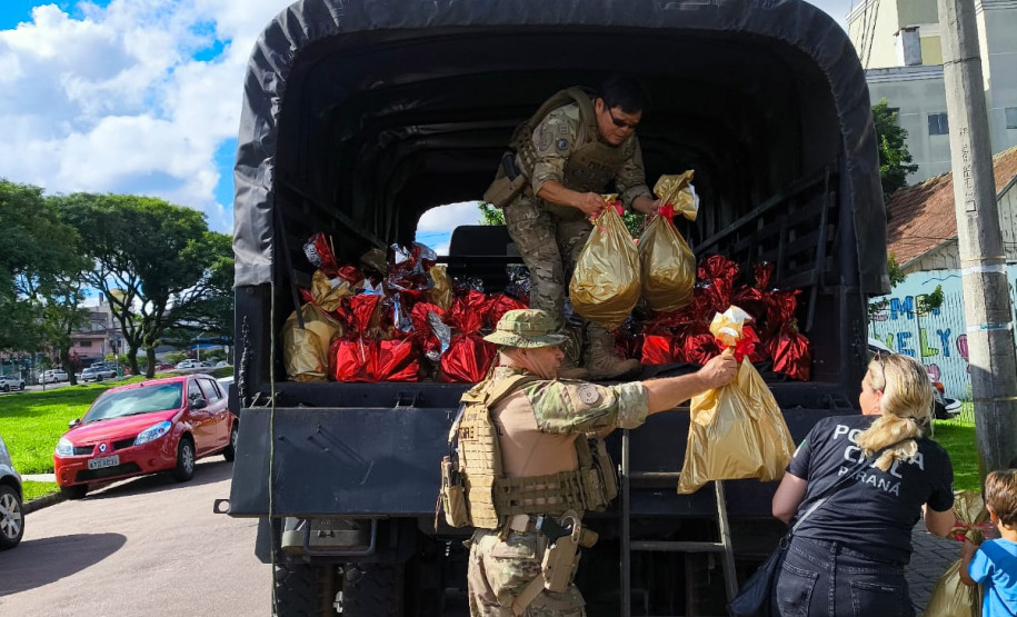 PCPR entrega presentes a crianças de CEMEI em Curitiba