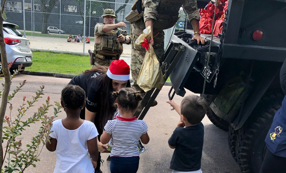 PCPR entrega presentes a crianças de CMEI em Curitiba