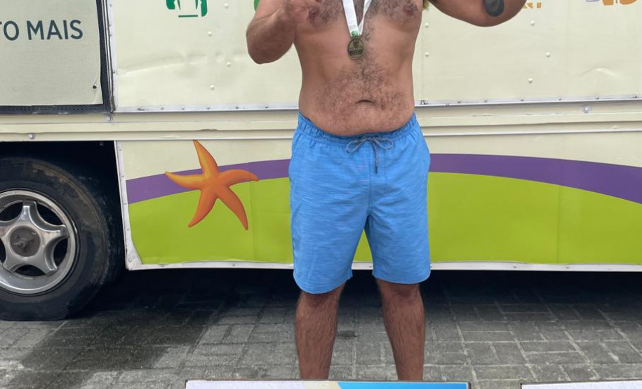 Policial civil vence prova de travessia no mar durante o Verão Maior Paraná