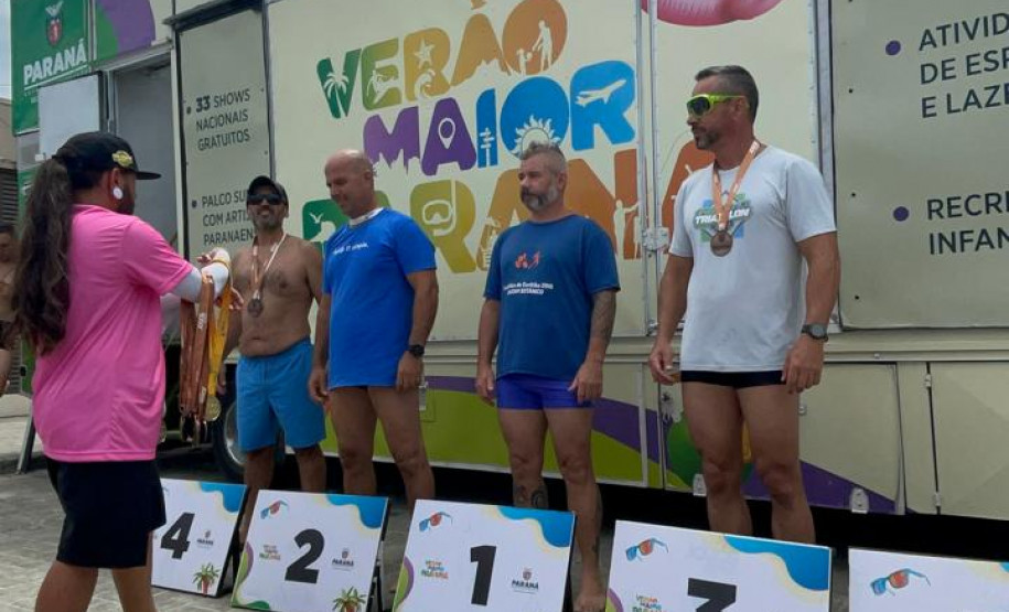 Policial civil vence prova de travessia no mar durante o Verão Maior Paraná