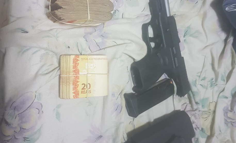 PCPR e PMPR apreendem 34 mil reais e prendem homem por tráfico de drogas em Cambé