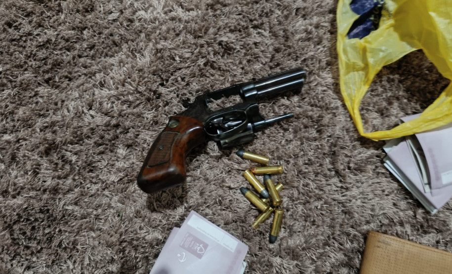 PCPR prende pessoa por diversos crimes e apreende mais de R$ 80 mil em Sengés