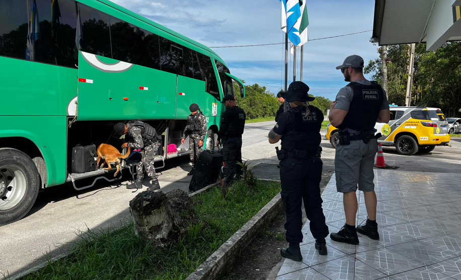 Forças de segurança realizam operação integrada e prendem três pessoas por tráfico de drogas no litoral