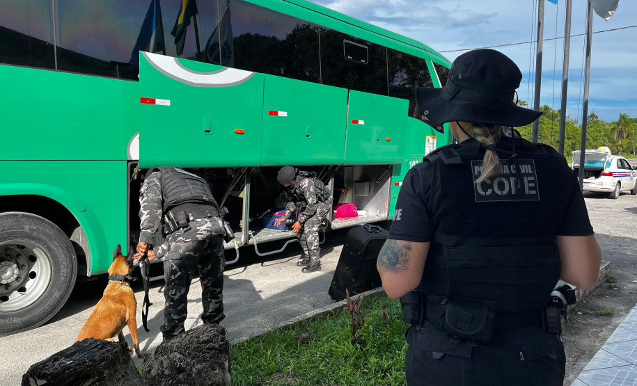 Forças de segurança realizam operação integrada e prendem três pessoas por tráfico de drogas no litoral