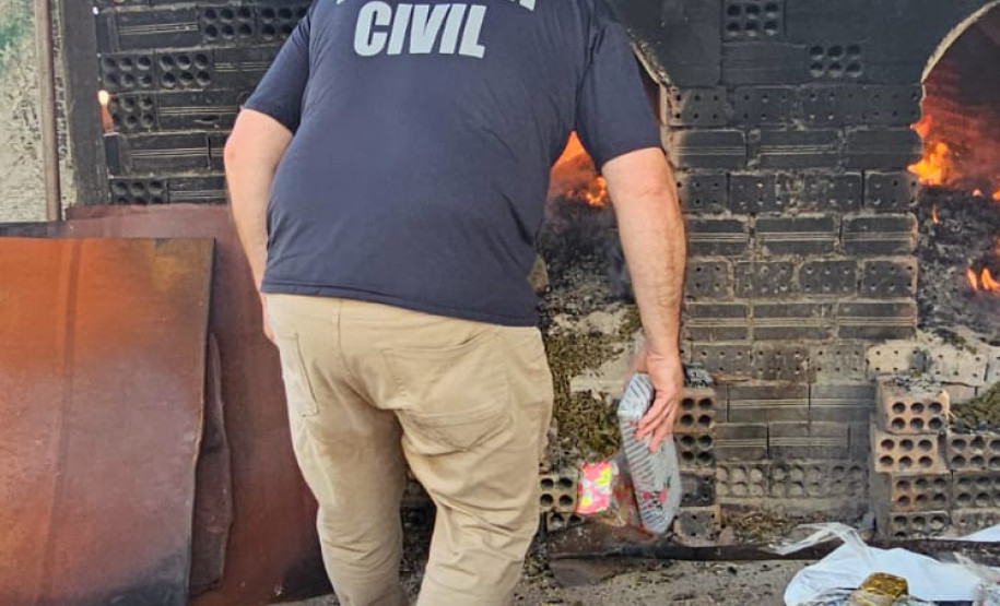 PCPR incinera mais de 2,6 mil quilos de drogas em São José dos Pinhais