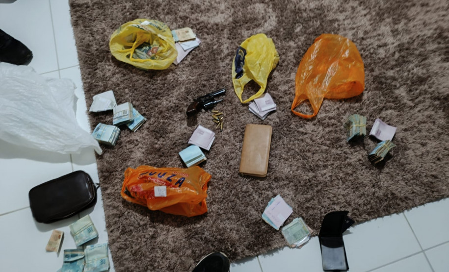 PCPR prende pessoa por diversos crimes e apreende mais de R$ 80 mil em Sengés