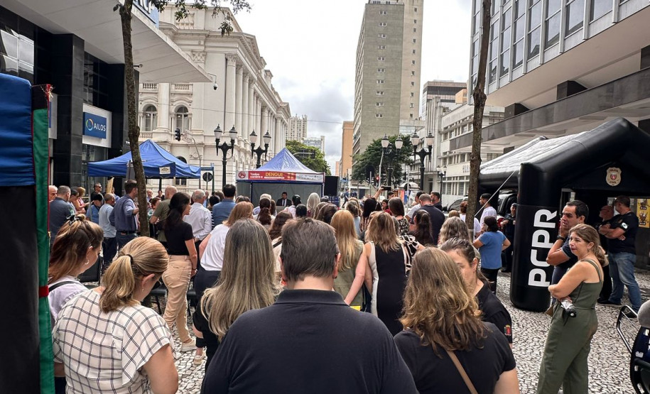 PCPR participa de caminhada em combate ao mosquito da dengue em Curitiba