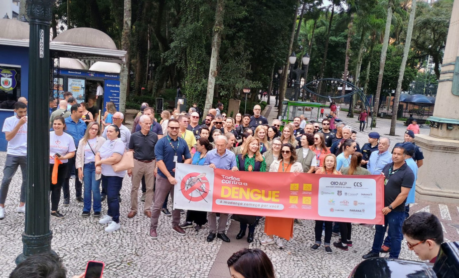 PCPR participa de caminhada em combate ao mosquito da dengue em Curitiba