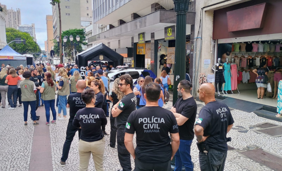 PCPR participa de caminhada em combate ao mosquito da dengue em Curitiba