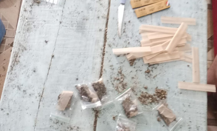 A Polícia Civil do Paraná (PCPR) prendeu em flagrante um homem, de 35 anos, pelo crime de tráfico de drogas. A captura aconteceu nesta segunda-feira (24), no bairro Guarani, em Colombo, na Região Metropolitana de Curitiba, depois que os policiais o localizarem embalando cerca de 20 quilos de maconha para venda.