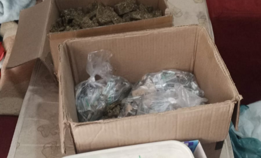 A Polícia Civil do Paraná (PCPR) prendeu em flagrante um homem, de 35 anos, pelo crime de tráfico de drogas. A captura aconteceu nesta segunda-feira (24), no bairro Guarani, em Colombo, na Região Metropolitana de Curitiba, depois que os policiais o localizarem embalando cerca de 20 quilos de maconha para venda.