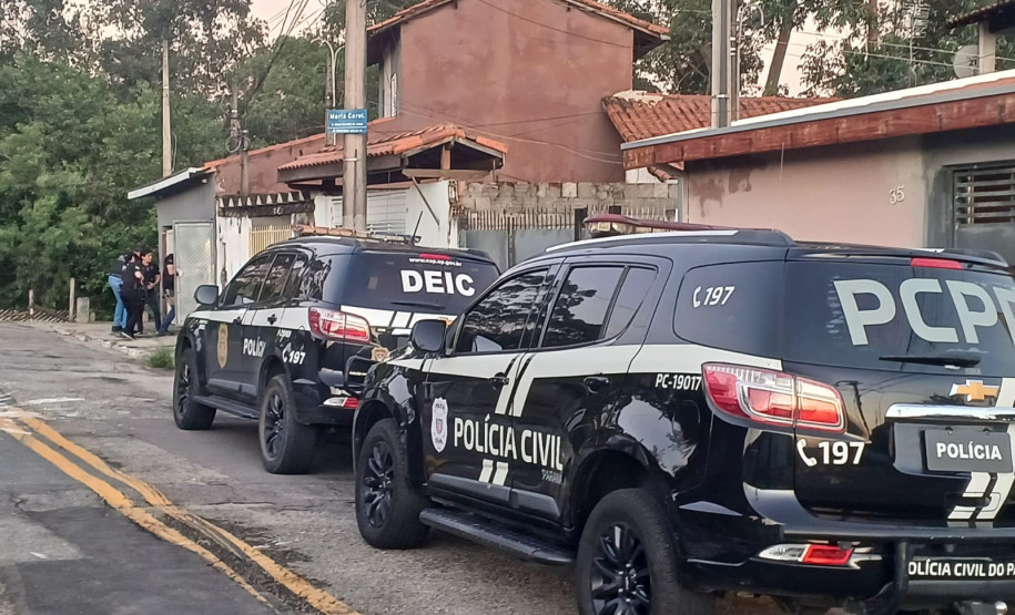 A Polícia Civil do Paraná (PCPR), com o apoio da Polícia Civil de São Paulo (PCSP), prendeu três pessoas suspeitas de serem integrantes de uma organização criminosa especializada em fraudes comerciais em Curitiba. As capturas aconteceram nesta quarta-feira (26), em São José dos Campos, no Estado de São Paulo.