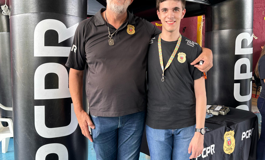 A Polícia Civil de Ibiporã informa que foi instaurado Inquérito Policial para apurar os fatos relacionados à agressão ocorrida na Rua Sândalo, em Ibiporã, onde uma jovem foi vítima de ataque com soda cáustica em pó, sofrendo queimaduras na região dos olhos e da língua.  O crime, que teria sido praticado pelo irmão da vítima, está sendo investigado para esclarecer a motivação, as circunstâncias e o dolo do agressor. A Polícia Civil já iniciou as diligências, incluindo a oitiva de testemunhas, análise de pro