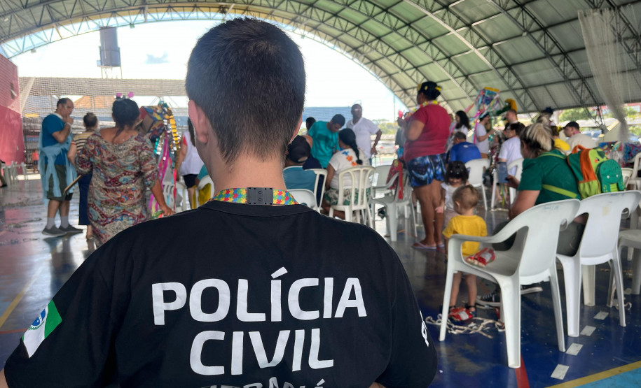 A Polícia Civil de Ibiporã informa que foi instaurado Inquérito Policial para apurar os fatos relacionados à agressão ocorrida na Rua Sândalo, em Ibiporã, onde uma jovem foi vítima de ataque com soda cáustica em pó, sofrendo queimaduras na região dos olhos e da língua.  O crime, que teria sido praticado pelo irmão da vítima, está sendo investigado para esclarecer a motivação, as circunstâncias e o dolo do agressor. A Polícia Civil já iniciou as diligências, incluindo a oitiva de testemunhas, análise de pro