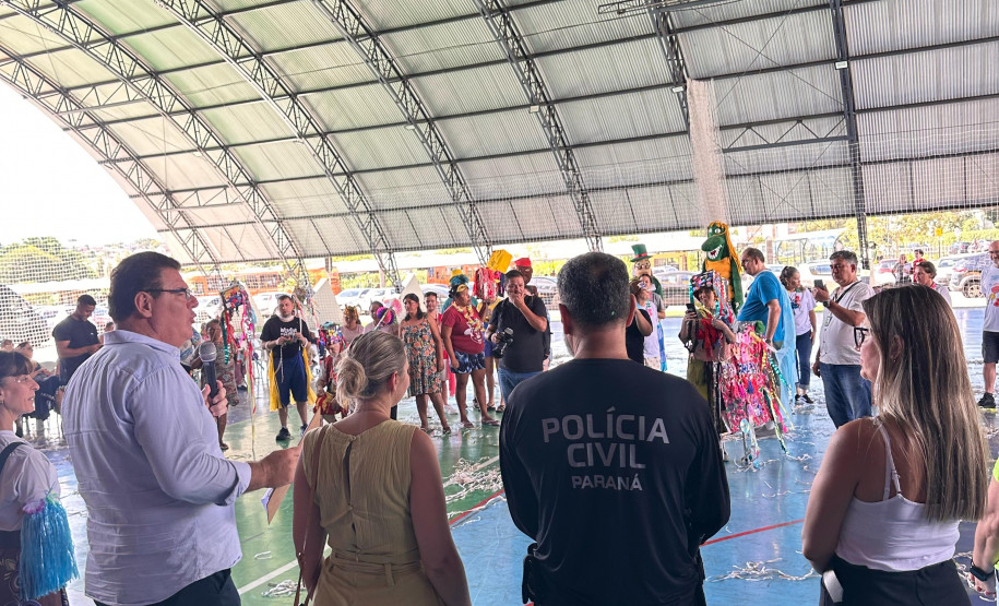 A Polícia Civil de Ibiporã informa que foi instaurado Inquérito Policial para apurar os fatos relacionados à agressão ocorrida na Rua Sândalo, em Ibiporã, onde uma jovem foi vítima de ataque com soda cáustica em pó, sofrendo queimaduras na região dos olhos e da língua.  O crime, que teria sido praticado pelo irmão da vítima, está sendo investigado para esclarecer a motivação, as circunstâncias e o dolo do agressor. A Polícia Civil já iniciou as diligências, incluindo a oitiva de testemunhas, análise de pro