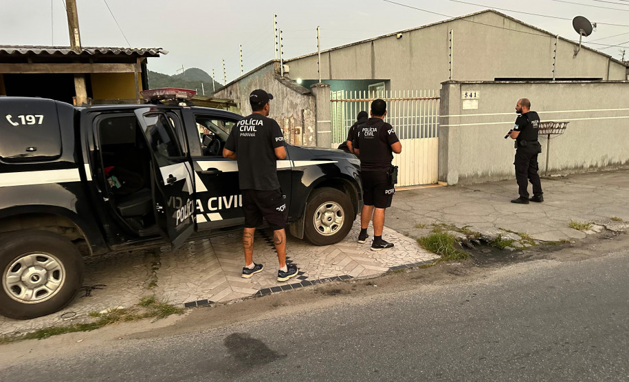 PCPR e PMPR prendem oito pessoas e apreendem drogas em operação contra organização criminosa envolvida no tráfico de drogas no Litoral
