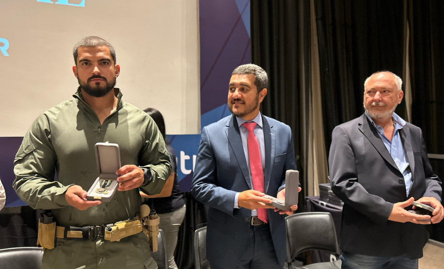 PCPR homenageia servidores com Medalhas de Serviço Policial em Curitiba