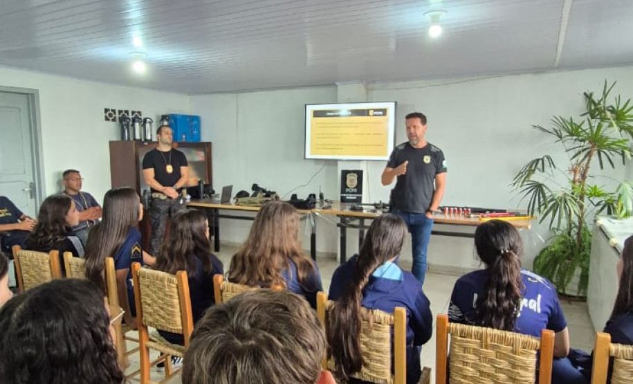 PCPR recebe alunos de colégio estadual em Palmeira