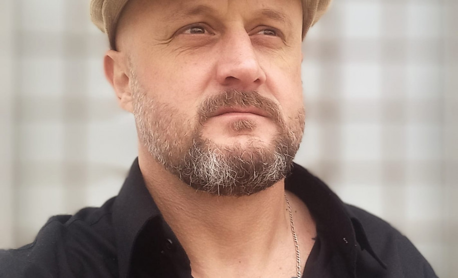 Policial civil lança primeiro livro após anos dedicados à literatura