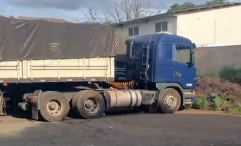 PCPR recupera caminhão bi-trem abandonado em Arapongas