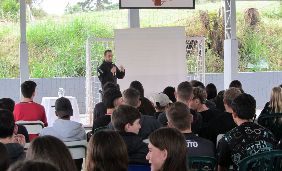 PCPR realiza palestras para alunos de colégio estadual em Queimadas