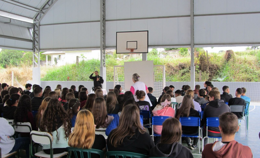 PCPR realiza palestras para alunos de colégio estadual em Queimadas