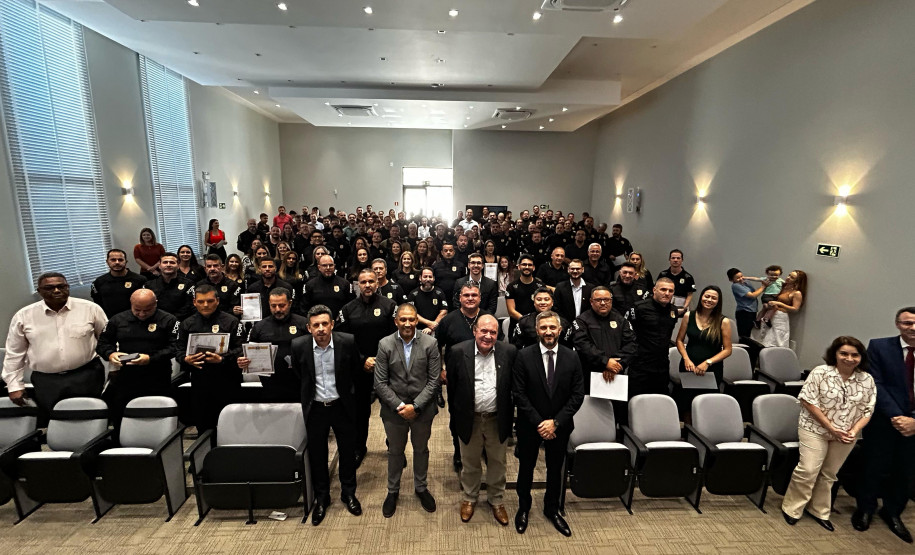 PCPR homenageia 98 servidores com medalhas de Serviço Polícia em Campo Mourão
