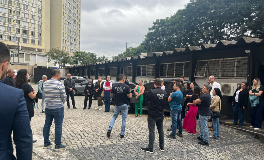PCPR realiza visita guiada pela Delegacia de Furtos e Roubos com estudantes de direito em Curitiba