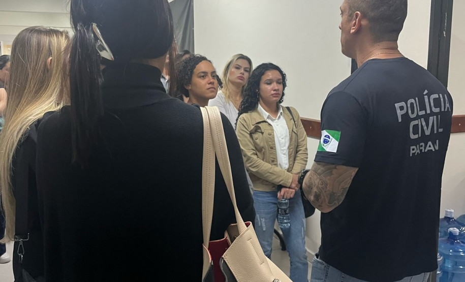 PCPR realiza visita guiada pela Delegacia de Furtos e Roubos com estudantes de direito em Curitiba