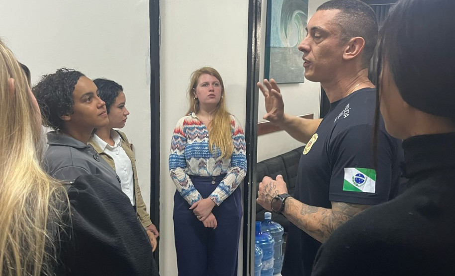 PCPR realiza visita guiada pela Delegacia de Furtos e Roubos com estudantes de direito em Curitiba