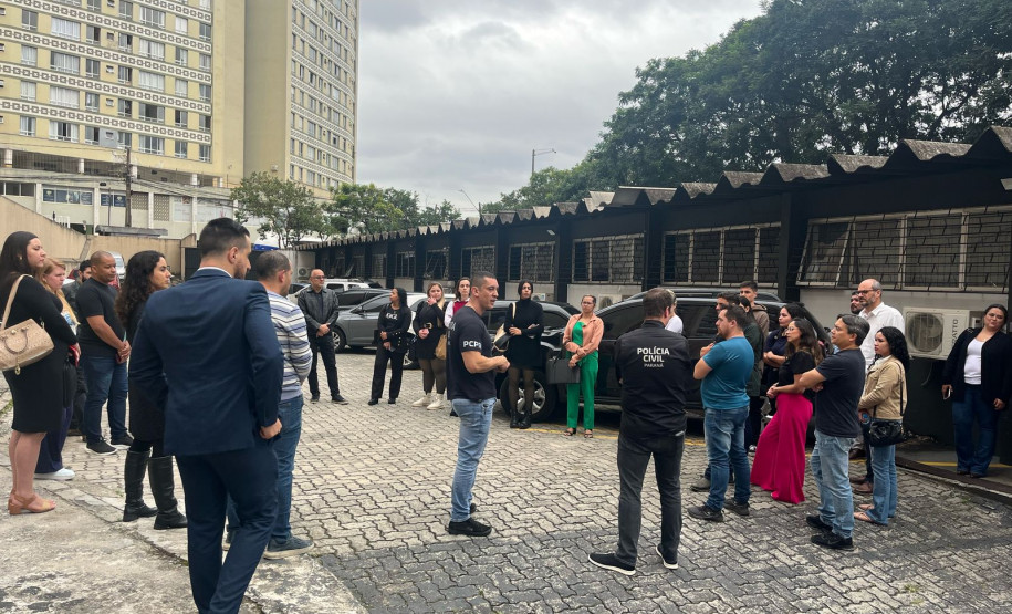 PCPR realiza visita guiada pela Delegacia de Furtos e Roubos com estudantes de direito em Curitiba