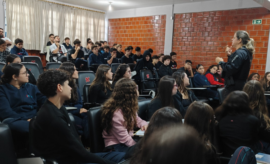 PCPR realiza palestra sobre prevenção ao uso de drogas no Colégio Nobel de Maringá