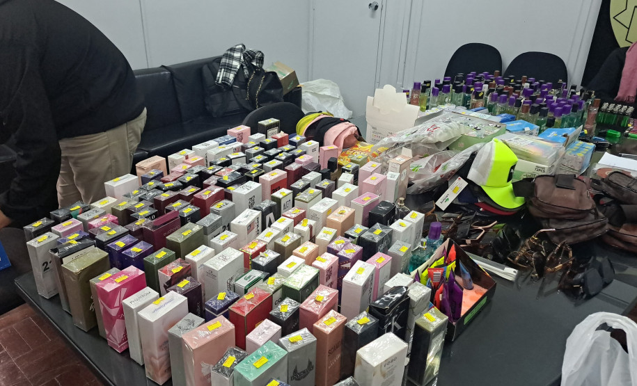 PCPR prende três pessoas e apreende diversos perfumes falsificados em Curitiba