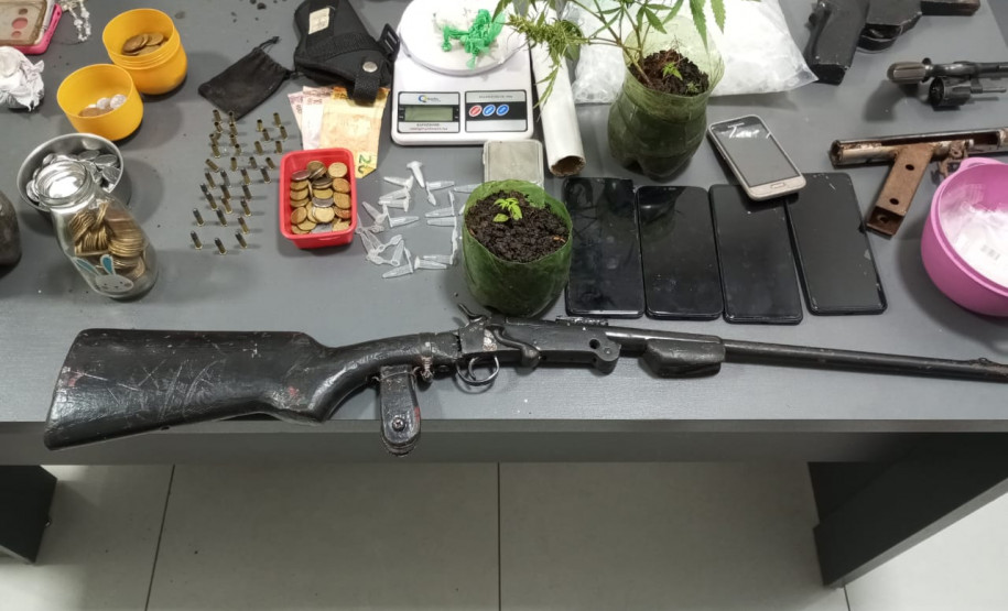 PCPR e PMPR prende casal investigado por tráfico de drogas e posse ilegal de armas em Terra Rica